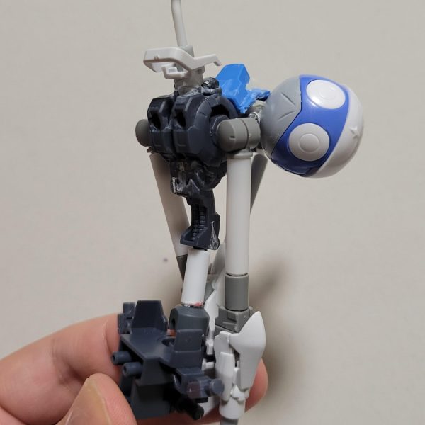 どうも、土緑です。今回はいつ完成するかわかんないオリジナルガンダムの紹介です。ガンダム・フレームのリアクター部を切り詰めた物に色々くっ付けて出来上がった物です。胸パーツにドロロ2匹分の生首を使ってます。ドロロが怨めしそうにこちらを睨んでますね。ちなみに胸の真ん中の棒は特に設定は無いですが一応ビーム砲と決めてます。エイハブ粒子を使ったエネルギー砲だと。多分…。とりあえず僕オリジナルの女体、土緑スタイルに似た体型にしてみました。一応グッとくる感じには仕上げました。（3枚目）