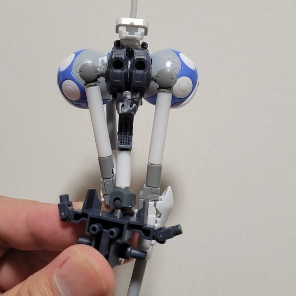 どうも、土緑です。今回はいつ完成するかわかんないオリジナルガンダムの紹介です。ガンダム・フレームのリアクター部を切り詰めた物に色々くっ付けて出来上がった物です。胸パーツにドロロ2匹分の生首を使ってます。ドロロが怨めしそうにこちらを睨んでますね。ちなみに胸の真ん中の棒は特に設定は無いですが一応ビーム砲と決めてます。エイハブ粒子を使ったエネルギー砲だと。多分…。とりあえず僕オリジナルの女体、土緑スタイルに似た体型にしてみました。一応グッとくる感じには仕上げました。（4枚目）
