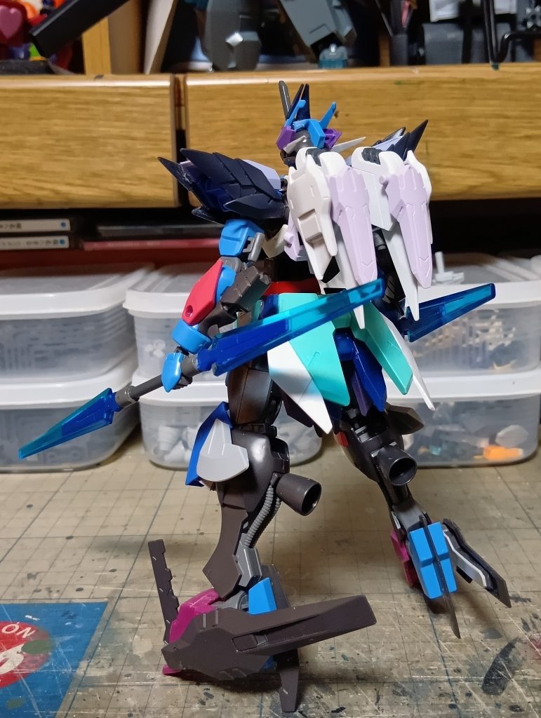 バックパックのパーツをさらに加工したり盛ったりしました。リアアーマーや膝アーマーにもパーツを追加してます。