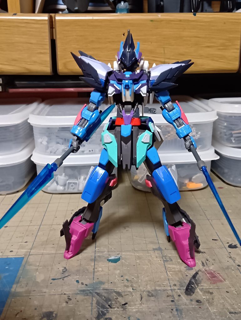 フロントアーマーはヴィダールのものにユーラヴェンアーマーを被せてボリュームアップ。ビルダーズパーツの装甲板を切り貼りして装飾に。