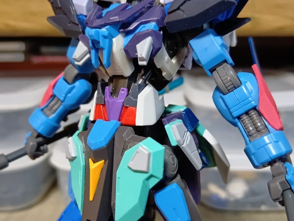 腹部にリボーンズガンダムの肩アーマーを切り貼りして被せました。