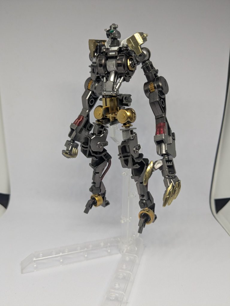 最後にガンダムフレームのフロントビューです。ところどころにメタリックマーカーでシリンダーなどを、塗り分けしました。