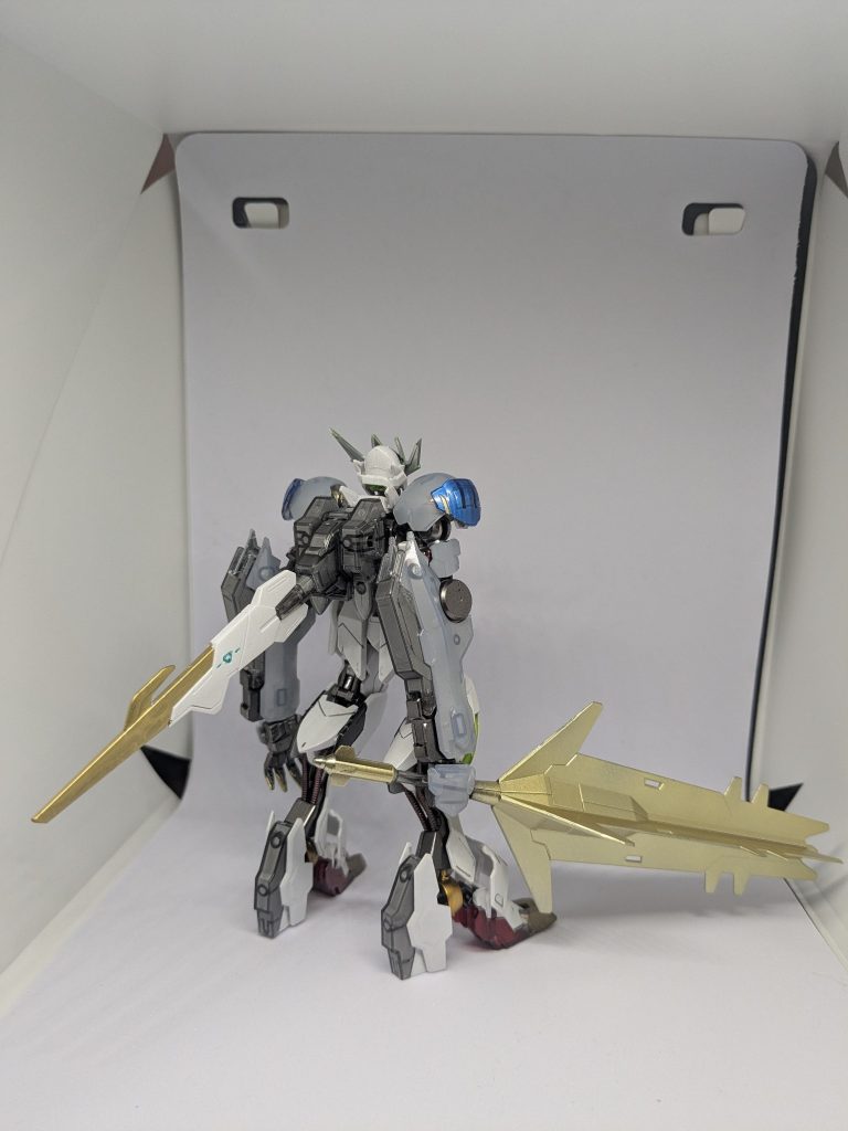 リアビューです。武器はアワーグラスメイスです。砂時計(Hour glass)をモチーフにしてます。　見えにくいですが…メイスももともとクリアカラーだったので、取っ手をクリアのまま残し、砂時計のガラス部分を思わせる感じにしました。