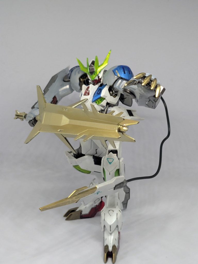 この機体の設定です！ガンダムフレームを内蔵する機体に搭乗するのにふさわしいかを試してくるバルバトスルプスレクスに似た幻想の機体です。メイスのクリアの取っ手の中に砂が入ってる設定です。その砂が全て落ちると、ふさわしくないと判断され、搭乗するはずだったガンダムが操作出来なくなります。以上設定でした！m(_ _)m