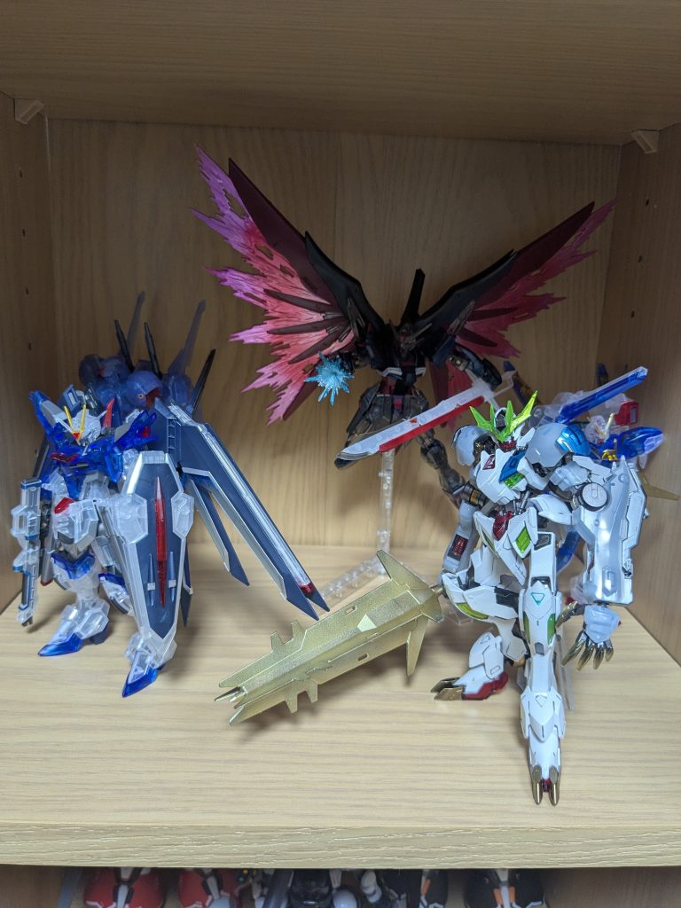 これで、私が組んだクリアカラーの機体が5体目になりました。クリアカラーは特別感があって作るか、コレクションとして保管しておこうか複雑な気持ちになりますね……(・_・;)