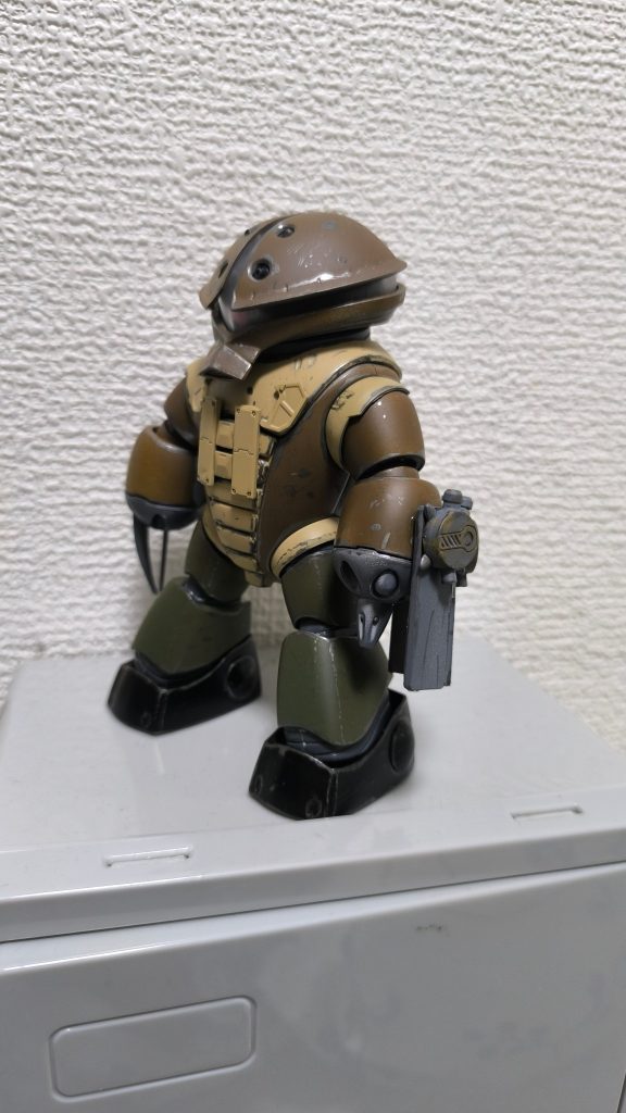 主な特徴として戦況悪化で不要となった水中用装備の撤去した代わりにザクやグフ、一部の機体はザクF2や統合整備計画用MSの予備の陸戦用パーツに換装。