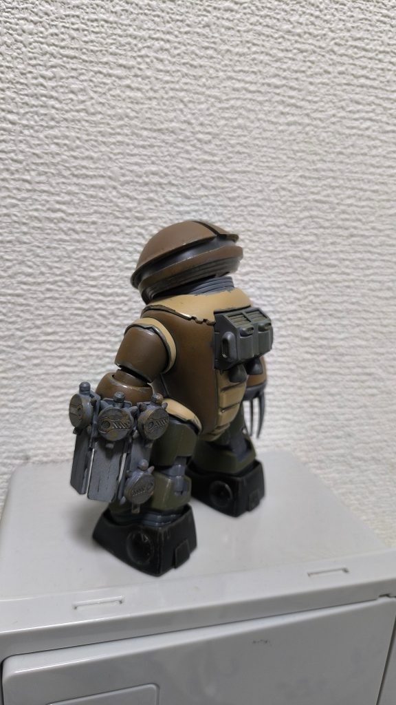 その為、メガ粒子砲は水冷式から空冷式に変更。それに伴いランドセルに合計四つの排熱ダクトを増設。しかし、搭載された陸戦用パーツのによる性能のばらつきにが発生し、メガ粒子砲の出力は不安定である。