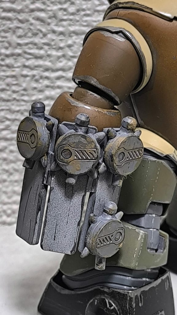左腕の武装として回収したジムシールドを加工した簡易式のシールドを装備。その上に、地雷を転用した即席のミサイルを追加。即席のミサイルの命中率は、シュツルムファウストと比べると半分以下だが、威力は同等。