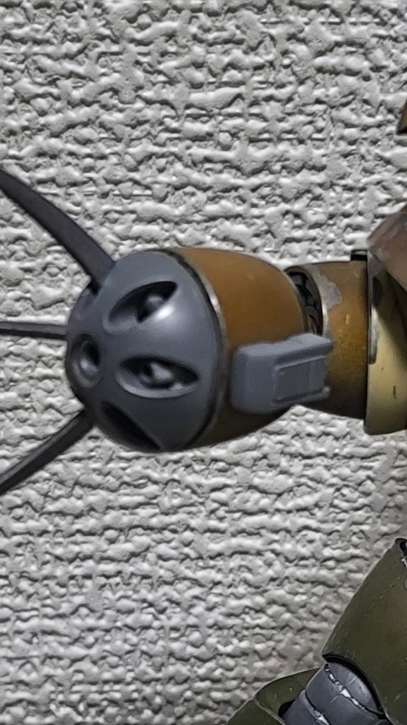 右腕のアイアンネイルは、戦況悪化による具材不足を埋めるべくバルカン砲を搭載。これは、旧式化して大量に余ったグフのフィンガーバルカンの砲弾に合わせて設計されたバルカン砲で、フィンガーバルカンの弾倉を追加。これにより、半減したアイアンネイルと不安定になったメガ粒子砲の補填を実現。