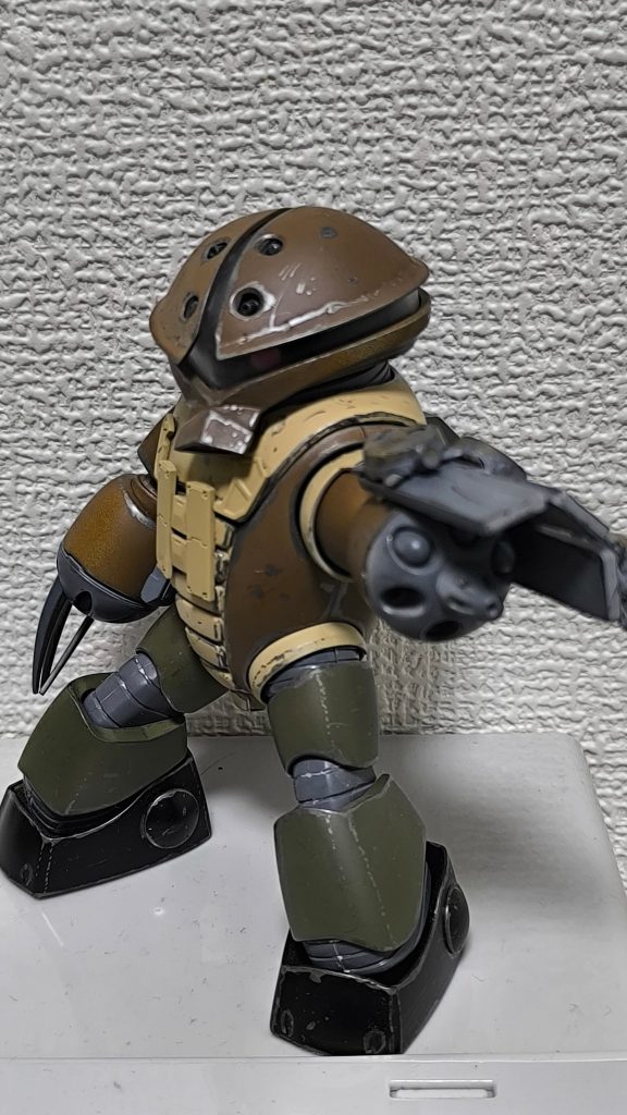 戦況悪化により、陸戦用の塗料や下地処理材の原材料不足。一部アッガイの水中用塗装の転用や下地処理材の簡略化により、塗装ハゲが多発。これにより、アッガイの本来の強みであるステルス機能が著しく低下。