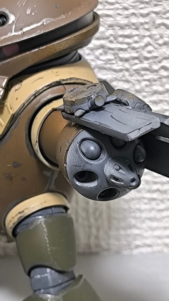 アッガイ本来の武装であるミサイルランチャーも搭載してるが、戦況悪化で補給が滞りがある。その埋め合わせとして、生産終了し大量に余ったドップの6連装ミサイルランチャーと30mmバルカン砲を搭載。