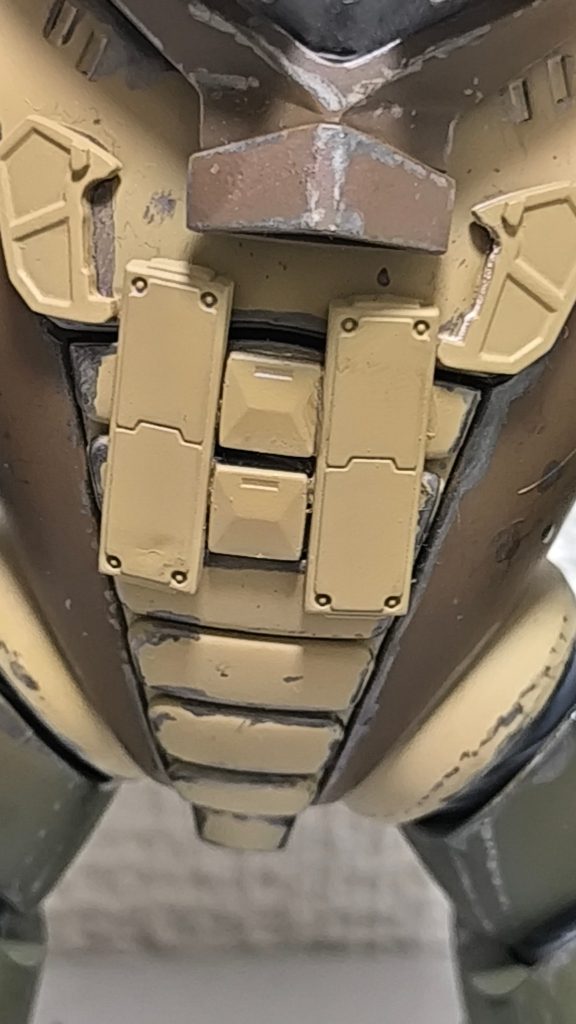 またビーム兵器を少しでも防ぐための措置として、胸部に戦時下で回収したジムの装甲を転用した増加装甲を貼り付けている。