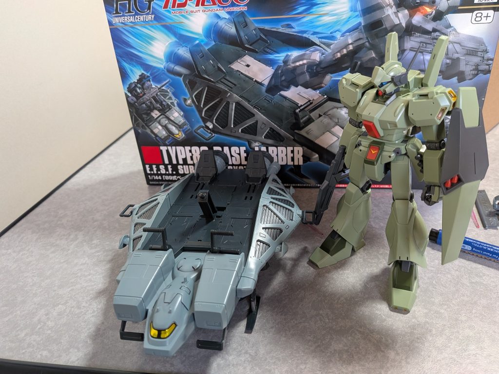 にしてもベースジャバーってそこそこデカいんすね、ランナー数は2〜3枚？しかなくてシンプルでした（強いて言うなら説明書にこいつのスペックが欲しかった）では続いて本体のジェガンDに移ります。