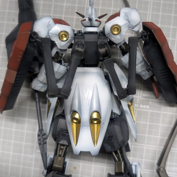 キマリスヴィダール購入した際に、あるロボットアニメを思いだし、夢中で塗装。&nbsp;塗装し終えて組んでる途中で気づいたんですが、合わせ目消忘れてました。&nbsp;とりあえず後墨入れして、デカール貼って、半つや消しか、半光沢トップコートしたら完成です。&nbsp;土曜には完成させたいな&nbsp;ちなみにモチーフは鉄の〇〇です（3枚目）
