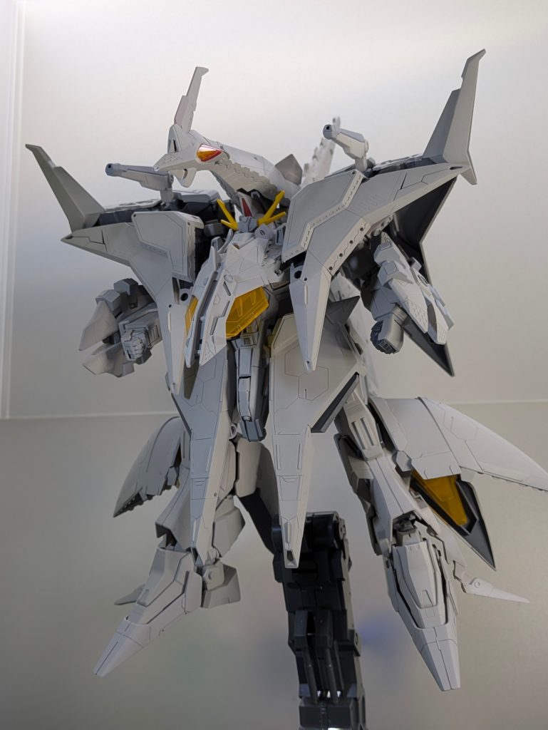 全体的に筋彫りしてサフ吹きました。