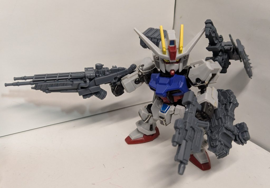 武器は取り付けることが出来ますが、長方形型で持ち手に少し押し込むかたちになるため、外す時はキツイので要注意です。