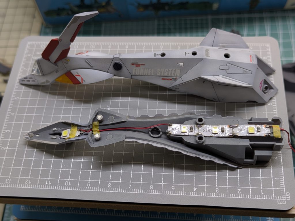 機首部の内部もこんな感じです。動画で見られる小さな光点はは光ファイバーで利用してます。