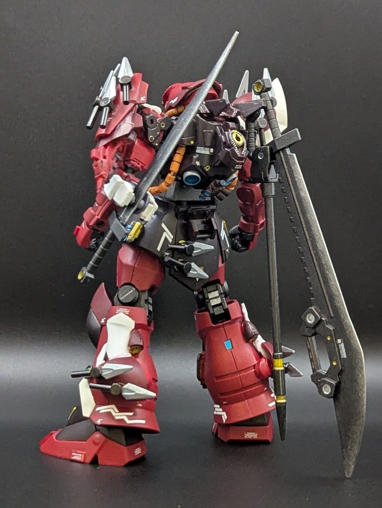 薙刀は折り畳んでマウント。肘に剣はロマンあります！