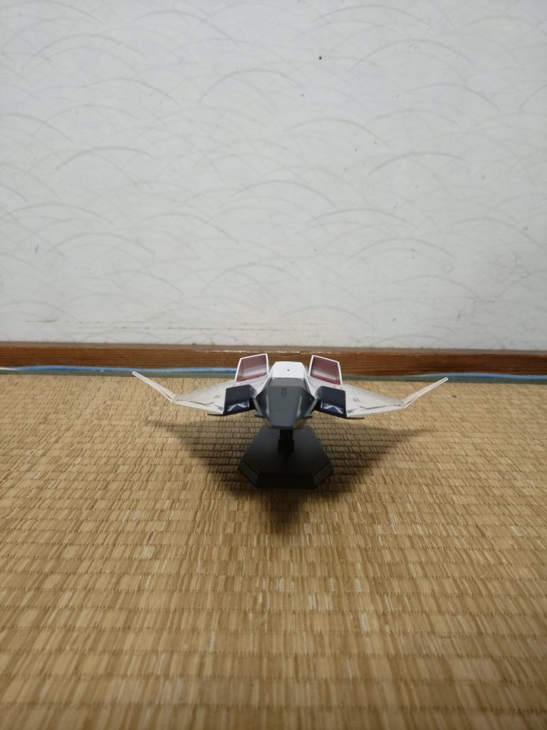 特徴的なV字のボディは思った以上に大きいのでビックリでしたがモビルスーツを載せるのであたりまえと言えばあたりまえでしたね。
