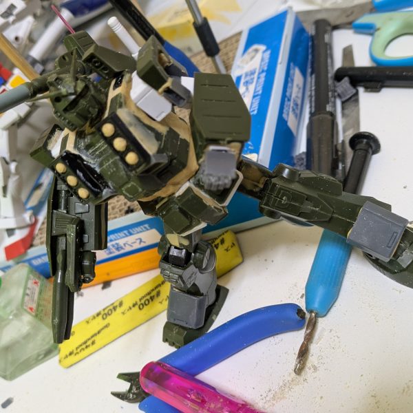 ベースは左奥に視えます、オリジンガンダムを素に他バルバトスの脚🦿等使い製作し始めて、ハードオフにて旧キットのフルアーマーガンダム　MSVを発見することに成功した為、即購入‼️当時の値段からは考えられない値段だとは思いますが(ーー;)少し高くなってましたが買えない値段ではなかったので即購入致しました。&nbsp;上半身と腰と腕は、オリジンガンダム頭,武器,シールド（小手？）,胴体他外装は、旧キットのフルアーマーガンダム　MSV脚部全体の内部フレームは、バルバトス胸部のミサイルはザクのミサイルポッドの先端胸部ダクトはコトブキヤさんのパーツ背面バックパックに付けたビームサーベルは、オリジンガンダムから流用といったところで現在に至ります🙇&nbsp;&nbsp;&nbsp;&nbsp;&nbsp;&nbsp;&nbsp;（4枚目）