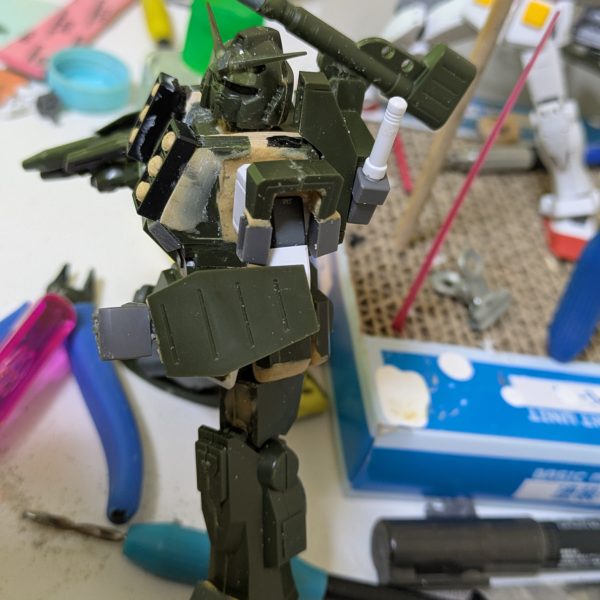 ベースは左奥に視えます、オリジンガンダムを素に他バルバトスの脚🦿等使い製作し始めて、ハードオフにて旧キットのフルアーマーガンダム　MSVを発見することに成功した為、即購入‼️当時の値段からは考えられない値段だとは思いますが(ーー;)少し高くなってましたが買えない値段ではなかったので即購入致しました。&nbsp;上半身と腰と腕は、オリジンガンダム頭,武器,シールド（小手？）,胴体他外装は、旧キットのフルアーマーガンダム　MSV脚部全体の内部フレームは、バルバトス胸部のミサイルはザクのミサイルポッドの先端胸部ダクトはコトブキヤさんのパーツ背面バックパックに付けたビームサーベルは、オリジンガンダムから流用といったところで現在に至ります🙇&nbsp;&nbsp;&nbsp;&nbsp;&nbsp;&nbsp;&nbsp;（3枚目）