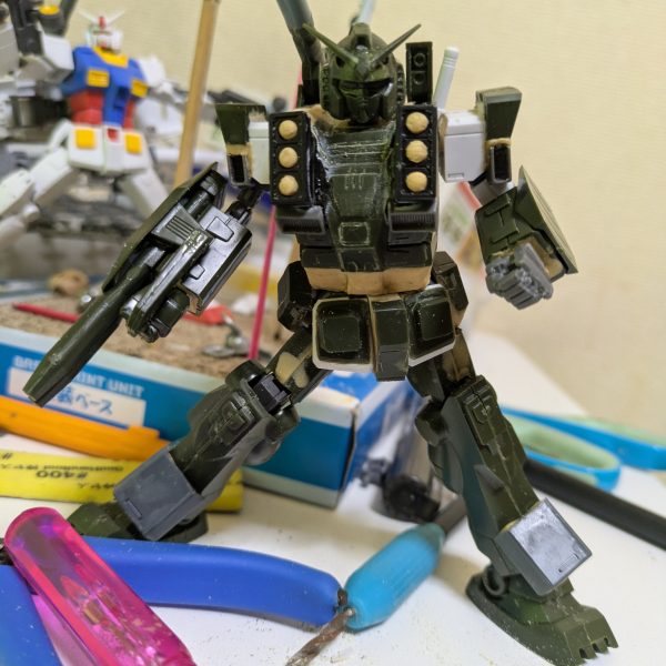 ベースは左奥に視えます、オリジンガンダムを素に他バルバトスの脚🦿等使い製作し始めて、ハードオフにて旧キットのフルアーマーガンダム　MSVを発見することに成功した為、即購入‼️当時の値段からは考えられない値段だとは思いますが(ーー;)少し高くなってましたが買えない値段ではなかったので即購入致しました。&nbsp;上半身と腰と腕は、オリジンガンダム頭,武器,シールド（小手？）,胴体他外装は、旧キットのフルアーマーガンダム　MSV脚部全体の内部フレームは、バルバトス胸部のミサイルはザクのミサイルポッドの先端胸部ダクトはコトブキヤさんのパーツ背面バックパックに付けたビームサーベルは、オリジンガンダムから流用といったところで現在に至ります🙇&nbsp;&nbsp;&nbsp;&nbsp;&nbsp;&nbsp;&nbsp;（2枚目）