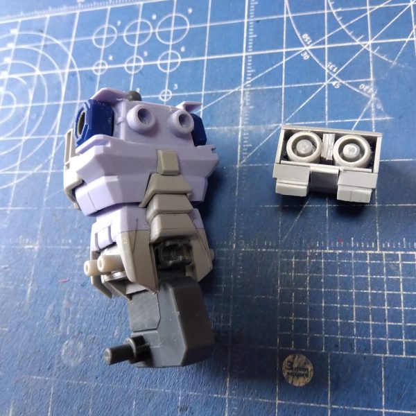 バックパック作りました☺️バックパックの接続はギャン元々の接続穴に着けれるようにプラパイプで画像②みたいな感じですそれとドラッツェのスクラッチ続きです😁各パーツはバラすと画像③のような感じです前回仕込んだ胸部と頭も可動するように作ってます昨日は久々の晴れ☀️ニャンコも気持ちよく寝てました😸（2枚目）