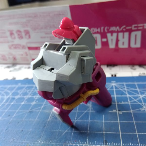 バックパック作りました☺️バックパックの接続はギャン元々の接続穴に着けれるようにプラパイプで画像②みたいな感じですそれとドラッツェのスクラッチ続きです😁各パーツはバラすと画像③のような感じです前回仕込んだ胸部と頭も可動するように作ってます昨日は久々の晴れ☀️ニャンコも気持ちよく寝てました😸（4枚目）