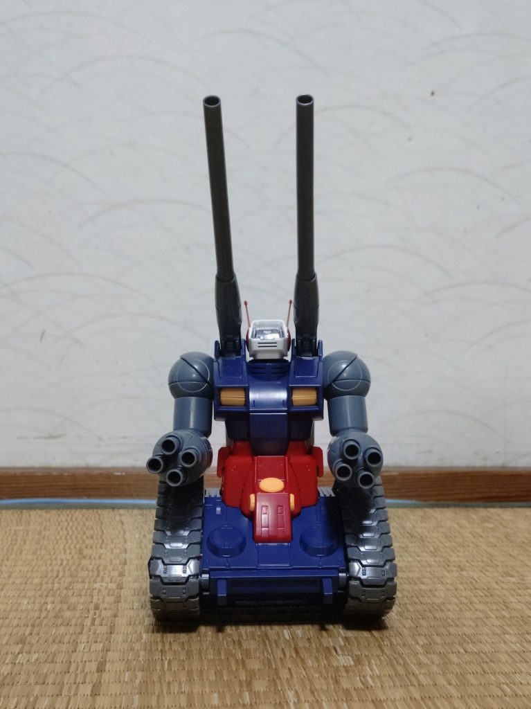 ガンタンクも両肩の「120mm低反動砲」と両腕の「40mm4連装ボブ・ミサイル・ランチャー」が長距離支援機としての武器として再現されてカッコいいです。