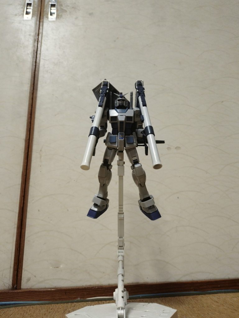 バズーカを両手にビームライフルとシールドは背部にセットしてホワイトベースから出撃したイメージです。本来のver3.0専用バズーカではなく、2.0のガンダムのバズーカを拝借して2本持ちにさせました。