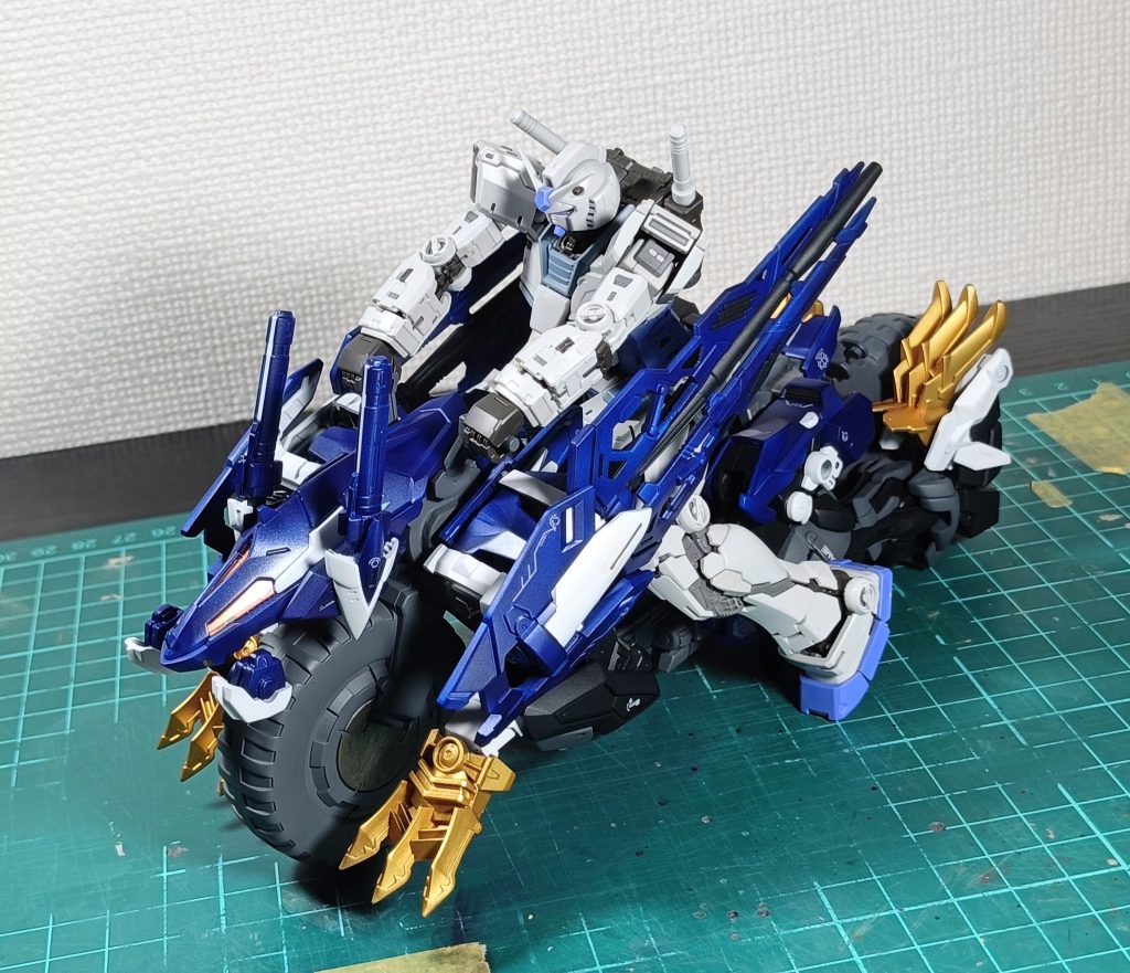 一応1/144サイズなら乗せられそうです。リアスカートがデカいと無理かも…(zaku-kao1)