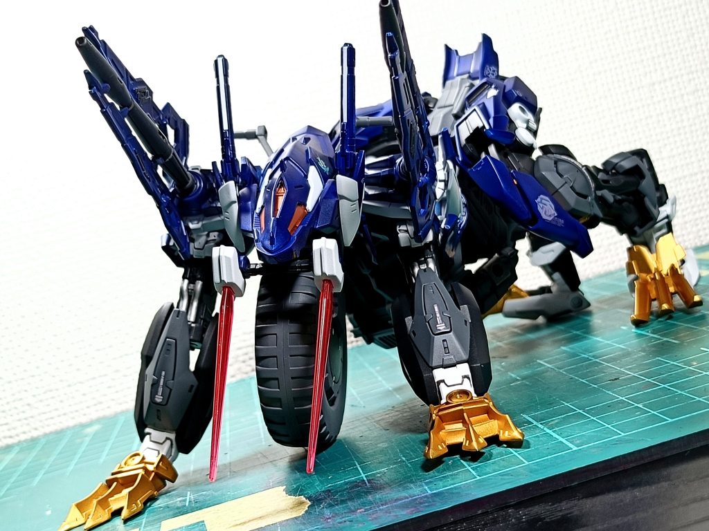 当然フィンライフルも前に向けれます。しかしセカンドイシュー君の腕は肩のカバーパーツに引っかかるので横向きの可動が苦手なようです…。