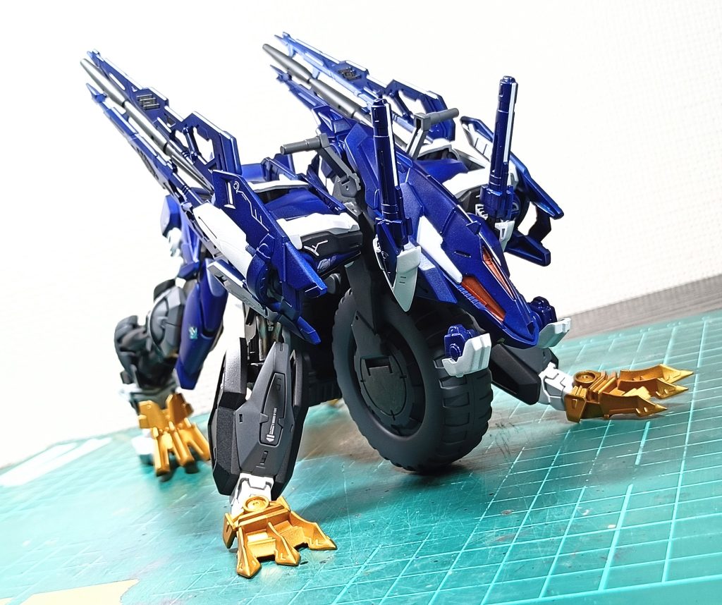 そしてビーストモード(仮)!セカンドイシューのクロー部分を展開し後輪をパージアウト、四足歩行の形態になります。