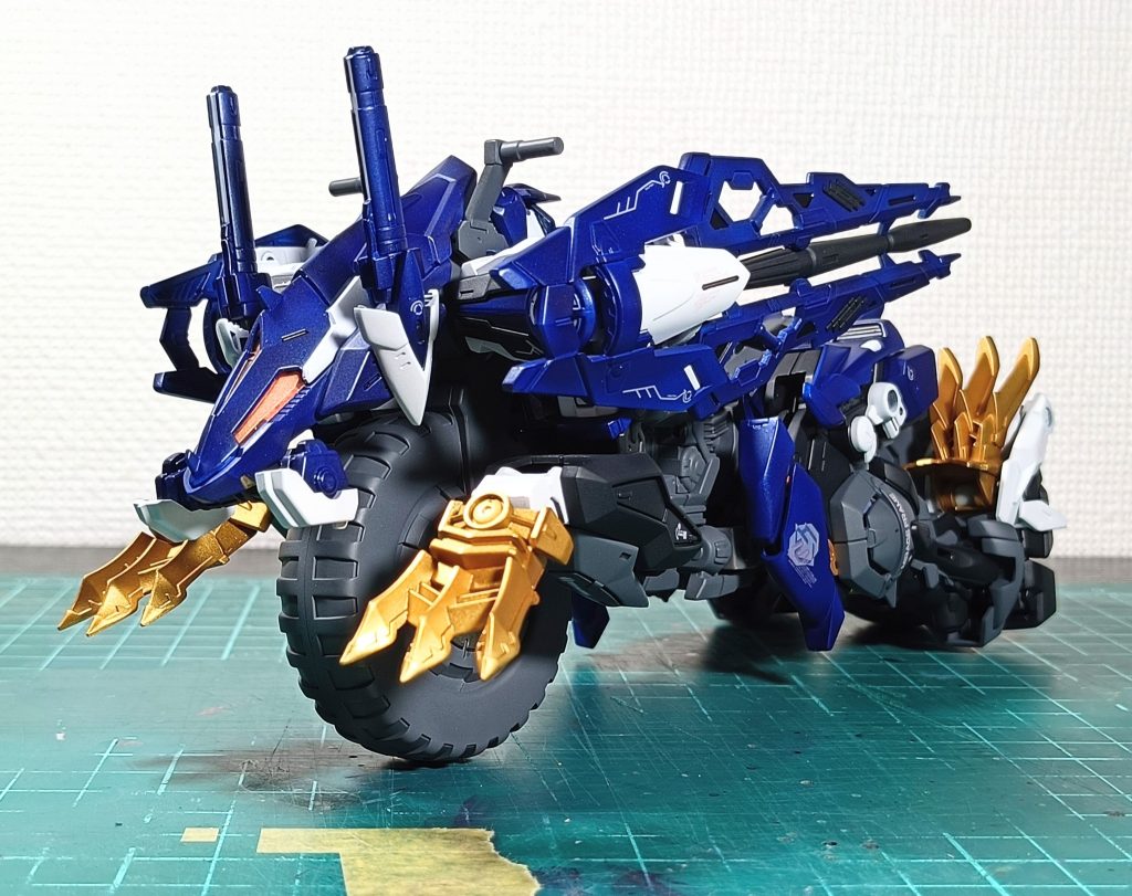 当初はライガーとメテオホッパーだけのミキシングにするつもりでしたが流石にガンプラじゃ無さすぎたので、ゾイドっぽいと言われるセカンドイシュー君を採用しました。