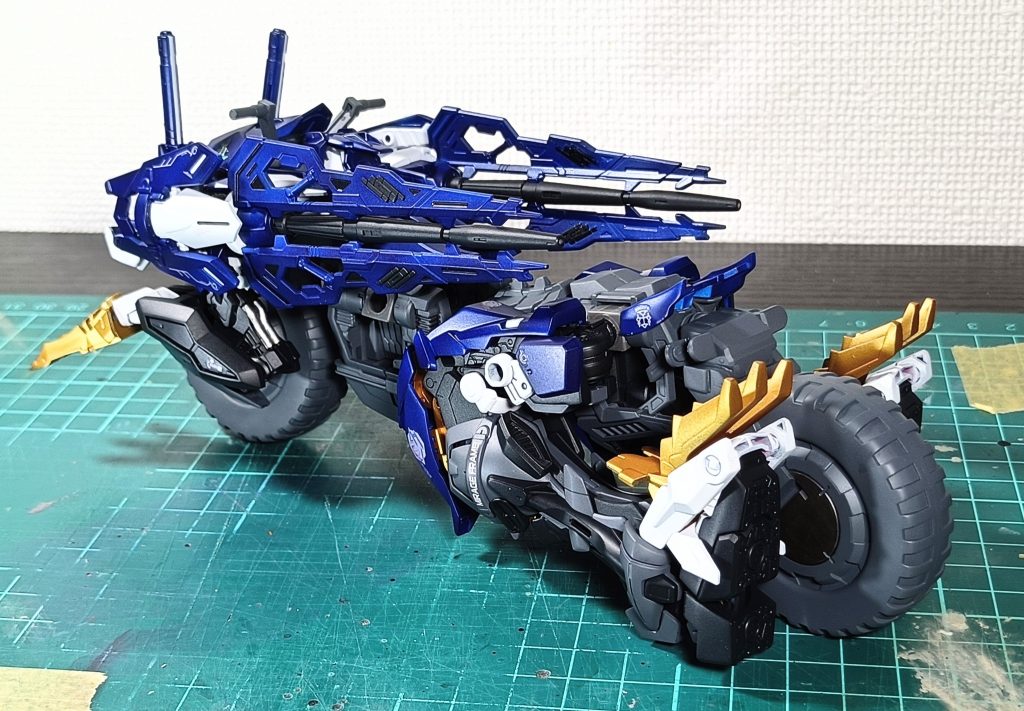 セカンドイシュー腕と頭とタイヤが接続出来るように3mm軸加工、それと腕のパーツを省略して短縮してます。足の接続はライガー側のポリキャップに丁度入ったので無加工です。後輪はベアッガイオハナのバックパック接続パーツだったかな?あれとタイヤで加工して、ライガー側のポリキャップに嵌まるサイズのジョイントを探してくっつけてます。