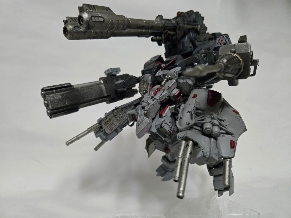 「ストーンライノ」。アクシズが回収したヘイズル改をベースに様々な対艦兵器を装備させた特殊兵器。MA、戦艦にも分類させれない特異な機体で強力な二門の「ガウスライフル」を装備したことにより超長射程からの狙撃が可能。また、近接戦闘用に大型の薬莢式パイルバンカーを装備。左側には3連装砲ビームランチャー、背部には有線式ミサイルを装備している。機動性も折り紙つきでミノフスキークラフトによる浮遊や背部の大型スラスターで高機動かつ子周りがきく。第一次ネオ・ジオン抗争に投入され、ラサール・パラス級を6艦、MSを12機撃墜。その様は「石のサイ(ストーンライノ)」の名にふさわしい性能であった。