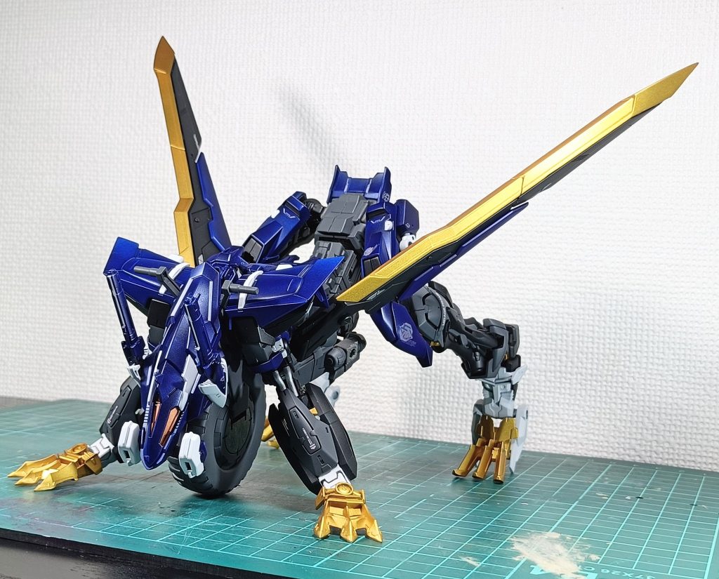 ブレード展開！体格に対してデカすぎでは？と思いかけましたが、元のライガーもこんなもんだった気がします(？)それとこのアングルだと、肩先のブルーをグラデかけたのが少し分かりやすくて、やった甲斐太郎ですな(？)