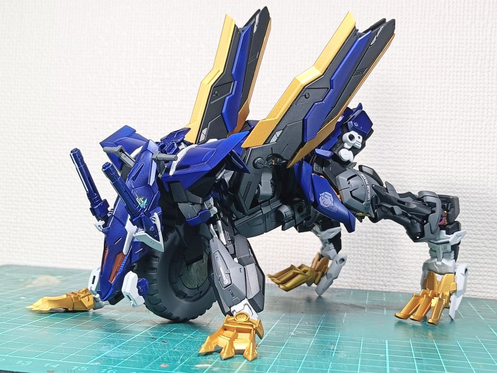【ブレードアストレイガー ビースト形態】セカンドリバイの肩だと腕が横に振れるので、より4足形態のポーズがしやすいんですな。何よりデカいブレードと加わった金色が中々のバランサーでは？と、思った次第。