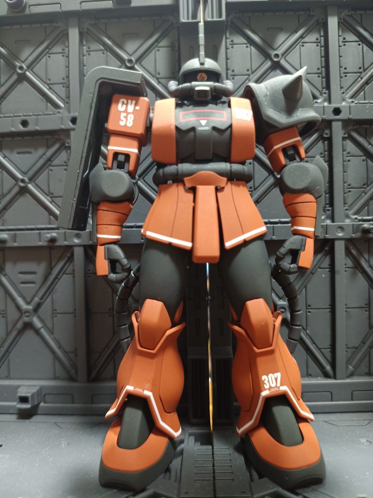 リバイブザクのスパイクアーマーは小さいのが気に入らないので余ってたシン・マツナガ専用高機動型ザクのものに付け替えイラストだとブレードアンテナの形状もシャアザクとは違うのでマツナガ機のを付けてます本当は機体各所のラインはイエローなんですがザクに使えそうな既製品デカールが無いのでホワイトで妥協&nbsp;