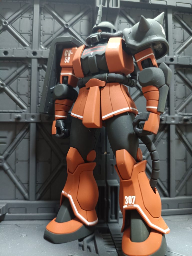 右肩の「CV-58」もイラストだとレッドなんですがブラウンの上から貼るとほぼ見えなくなるのでホワイトにしましたちなみに「CV-58」とはなんぞや？とChatGPTに質問してみたところ、恐らくは艦籍番号ではないかとの回答がジオン軍の1番艦のドロスが艦籍番号CV-65という設定があるので右肩のCVも艦籍番号ではないかとのことそういやエリック・マンスフィールドの右肩には「CC-◯◯」とありますがこのCCに関してはchatGPTもサッパリわからないらしいw