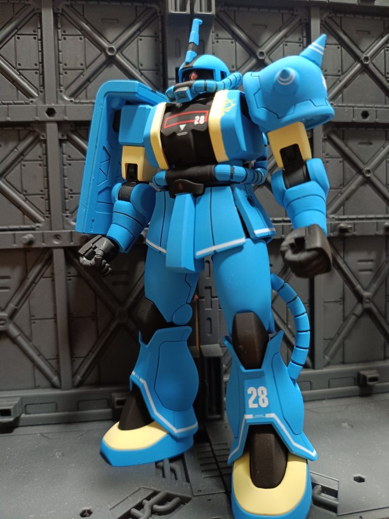左胸にジオン軍マークありますがクリームイエローのせいで見辛い
