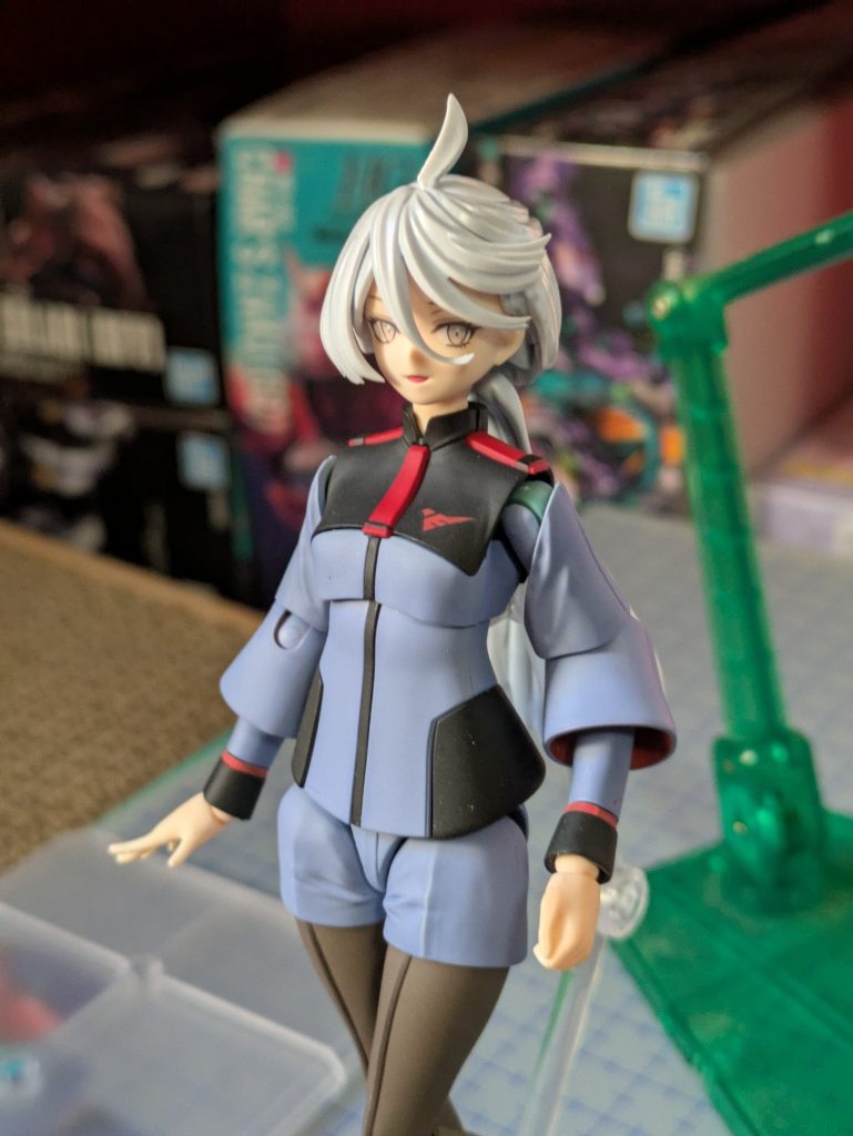 前髪も額にかかる分け目も切り込み入れてシャープにすれば良かったなと完成後に後悔(zaku-kao8)