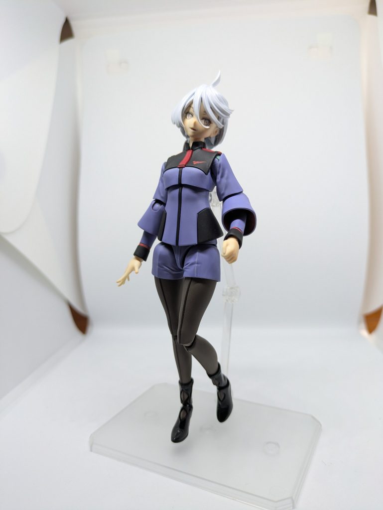余り手は加えて無いんですが、HobbyJAPANでミリオネ作成記事を参考にやや尖り気味の顎のラインを少しヤスって丸みを出し、柔らかな印象に修正してます。またそれに合わせて瞳のデカールを標準位置よりも若干下に貼り少し童顔気味にしてます。また頬や鼻部分にチークを施してるんですが、殆ど分かんないですね