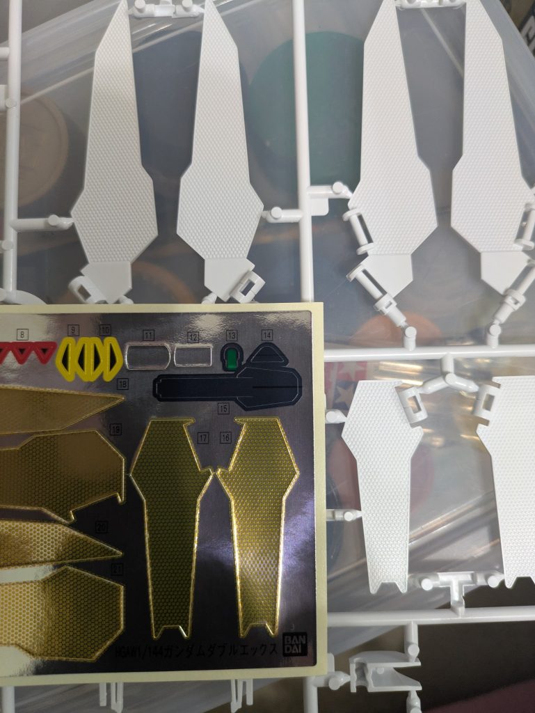 【こいつが問題のパーツ】ガンダムダブルエックスのサテライトキャノンのパーツ（名前わかんない）は予めちょっと変わった造形になっています。こういう形が苦手な人は拡大とかしちゃあダメですよ。このC型ジョイントが折れました。いやー、これ無理だろー。作った方、みんなすごいなー。