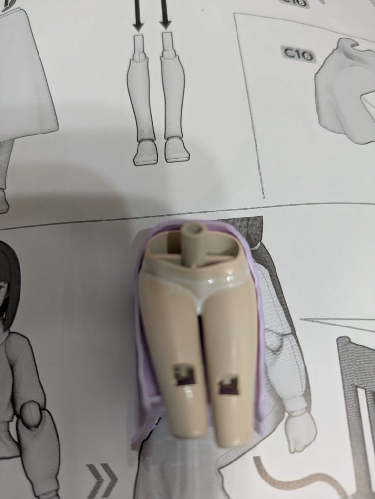 【造形の説明なんだからね！】椅子に座らせるパーツです。こちらは肌色なので、薄く白を塗りました。履いてない説に1票入れたいのですが、ここはそういう議論をする場所ではありませんからねw