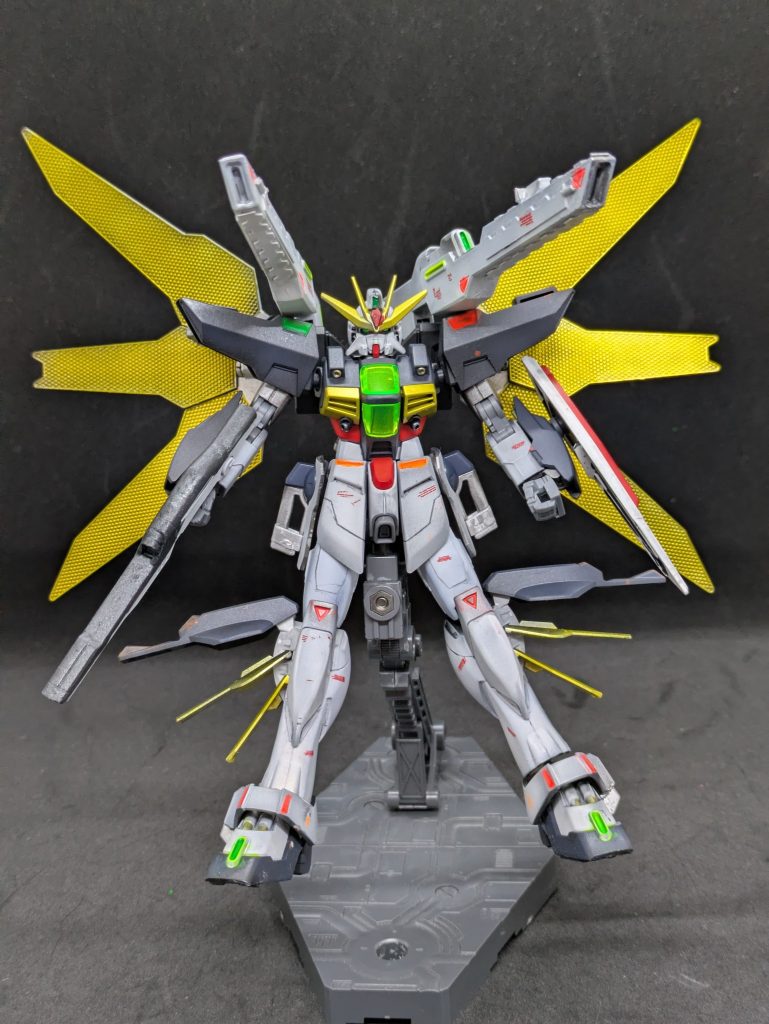 【キットのこと】このガンダムダブルエックスは非常にプレイバリューの高いキットです。サテライトキャノンの展開も楽しめますが、このバインダー？の開閉ギミックは厳しくないですか？絶対折れる！と思いましたが、案の定折れました。なので、サテライトキャノン展開モードしかできません（爆）塗装はνガンダムに寄せた色にしました。似てると思いません？ちなみにガンダムDXでダブルエックスだそうです。世代的にガンダムXXの方がしっくりくるのですが、セリカXXがアメリカで販売するときはスープラになったように「XX」が向こうの規制に引っかかる表記みたいですね。