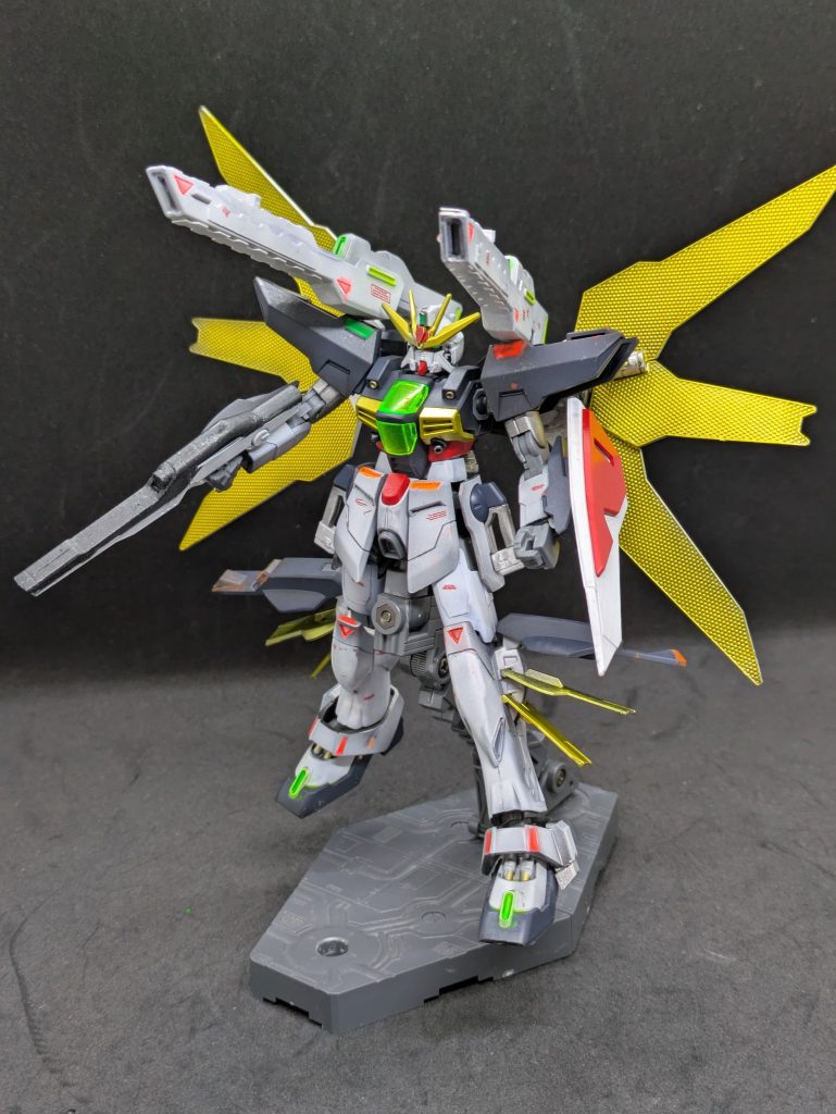 【ガンダムXは今年で35周年】いつの間にか？ファンの間で平成ガンダム三部作という呼ばれるようになります。ガンダム界に衝撃を走らせた「機動武闘伝Gガンダム」。女性ファンを取り込み同人業界に旋風を起こした「新機動戦記ガンダムW」。そしてこの「機動新世紀ガンダムX」です。でもファンの方には悪いですが、ちょっとガンダムXって他の2作に比べると地味だと思いませんか？放送時間も金曜日夕方5時からだったので、いつの間にか土曜朝6時に放送時間が変更になってしましました（関東だけ？）。朝6時には起きれませんので、すっかり私の中では途中で視聴を止めたガンダムになってしまいました。