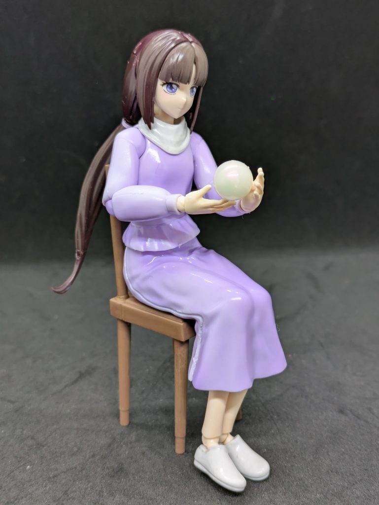 【特に何もしていません】造形とか修正できる腕はないので、色は塗りましたが、無改造です。立ちポーズ用のスカートと椅子に腰掛ける用の2つがセットされています。アクションが求められるキャラではないので、これで良しでしょう。