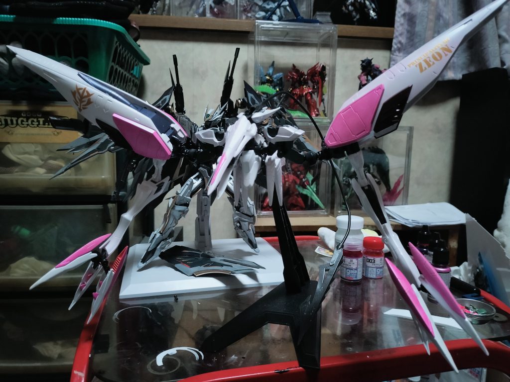 作品名：女王のバックパック塗装終わりました😅<p>MGキュベレイアンベリールのバックパックになるHGハシュマルの塗装と光沢クリアまで終わりました💦 写真は本撮影ではないので適当に撮りました😅 ここから金装飾をレジンシールやらデカールで装飾して女王仕様にしていきます。 合 [&hellip;]</p>
