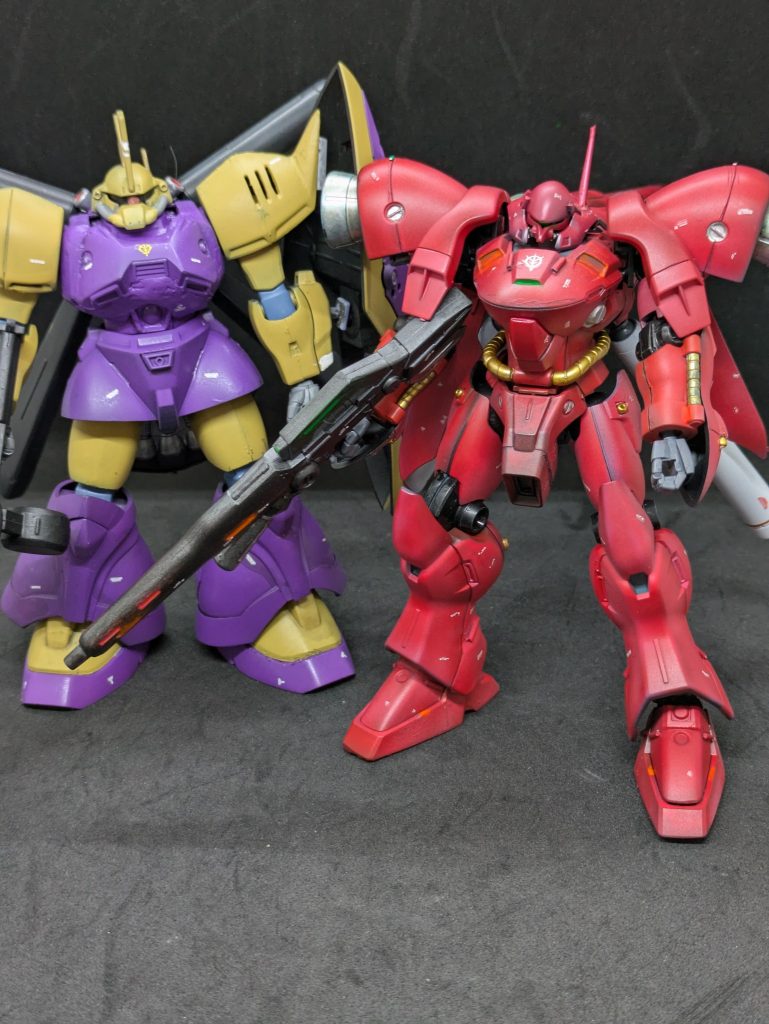 【塗装とか】以前作ったシーマ様のゲルググと並べてみました。個人的にはマリーネの方が好みです。そういえば機体解説していない。まぁ、これは調べればわかるから実はガンダム試作4号機だった、とかの説明はいらないですよね?さて、塗装です。もっとピンク色の機体なのですが、あの色は自分では出さないと思い、過去に投稿された皆様の作品を参考にさせていただき、赤主体にしました。持っている赤系を総動員しました。下地も黒下地、銀下地、ピンク下地等で行い、モンザレッド、シャインレッド、ハーマンレッド、サザビーレッド、トランザムレッド、メタリックレッド.etcを吹きました。最後にクレオスのラスキウス アウラ 緋色を全体的に吹きました。バーニアはシルバーにガイアの蛍光ブルーを吹きました。なんでクレオスからは蛍光ブルーが出ていないのかな?